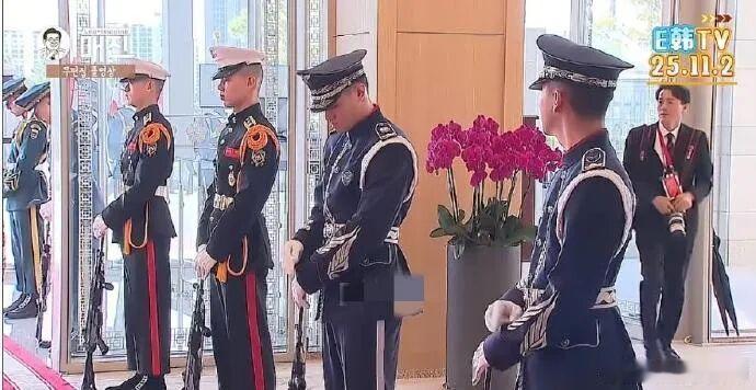 11月7日，据韩国媒体报道，11月6日，韩国仪仗队列队欢迎来访贵宾时仪仗队队列不