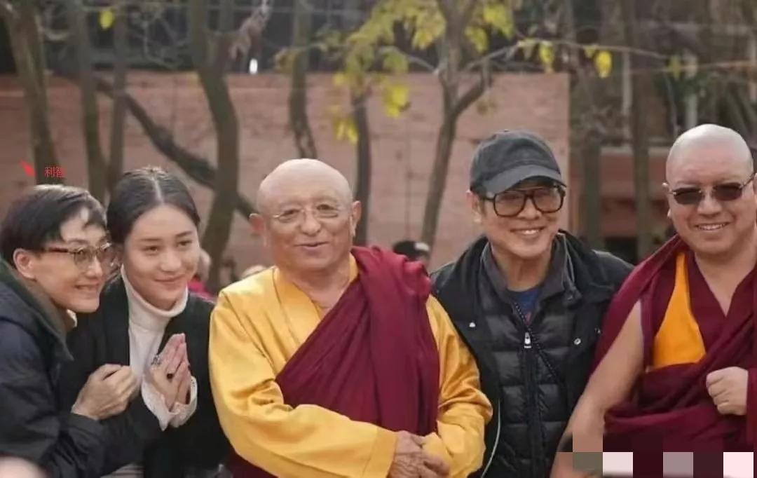 戴眼镜的是利智吗？差距太大了，差点认不出来了，跟荧屏上的看上去判若两人。
没有浓