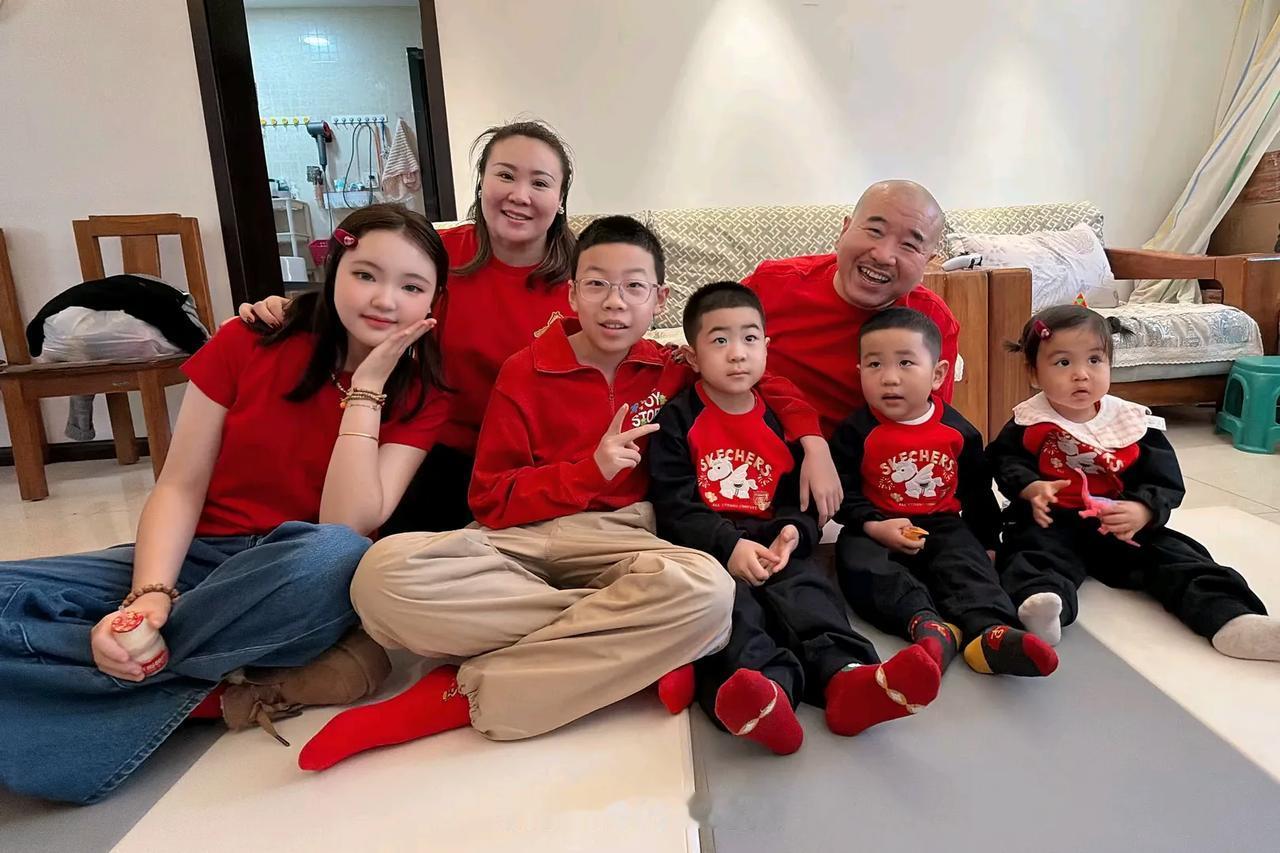 王亮媳妇晒全家福，一家人终于和解了，年夜饭桌上有继母李琳，只不过王亮被打码了，这