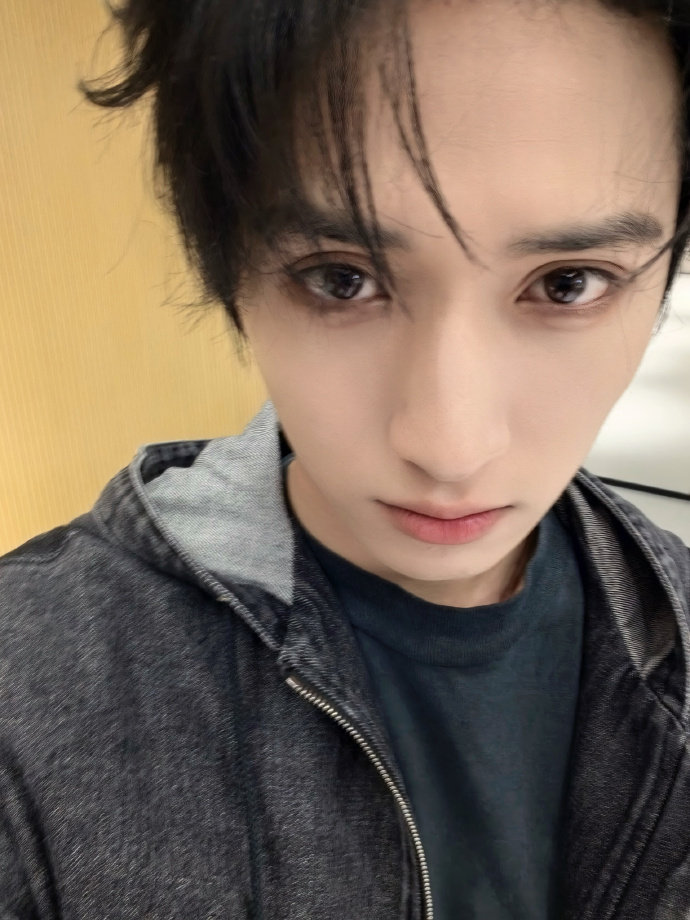 严浩翔明示新歌严浩翔写歌 严浩翔写歌！严浩翔直接明示新歌，浩翔的惊喜永远来得猝不