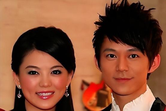 1998年，李湘力劝何炅买房：“北京三环房价才3000一平，必须买！”何炅担心自