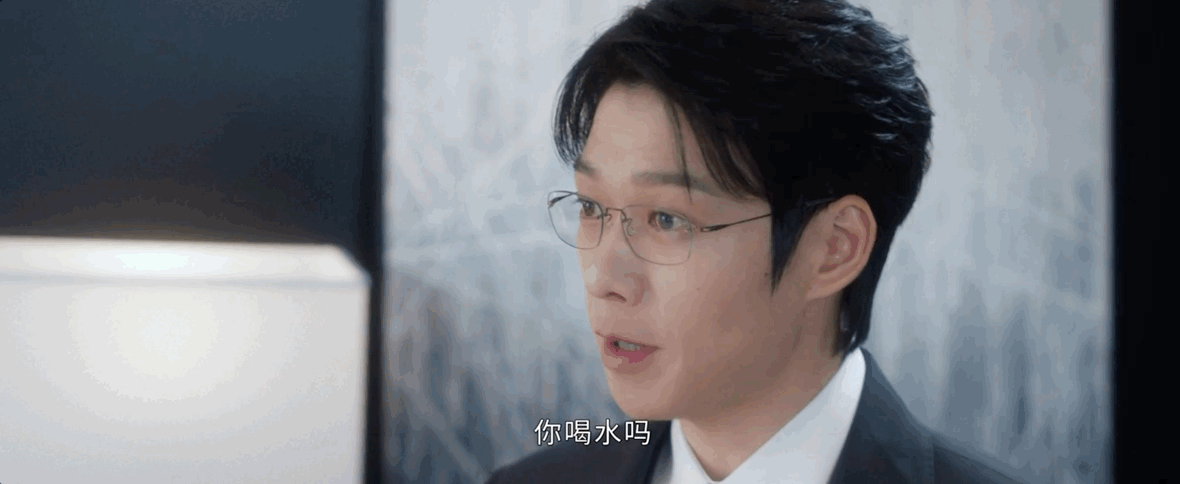 赵今麦魏大勋醉酒戏 叶信之妥妥是为爱孔雀开屏！喝醉酒还不忘展示自己的能力，当众背
