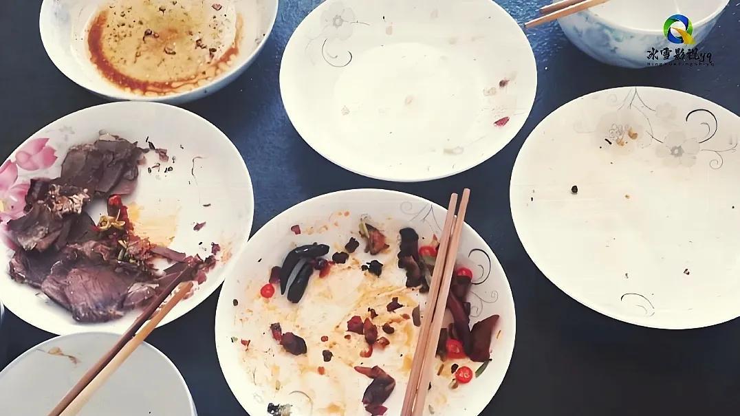 《儿子女友初次登门引发的思考》
 
昨天，儿子把谈了六年的女朋友带回家，我满心欢