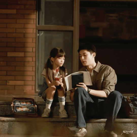 王鹤棣新剧寸头好帅 97年的警校校草，刚毕业眼里全是光。15年的老刑警，眼里全是