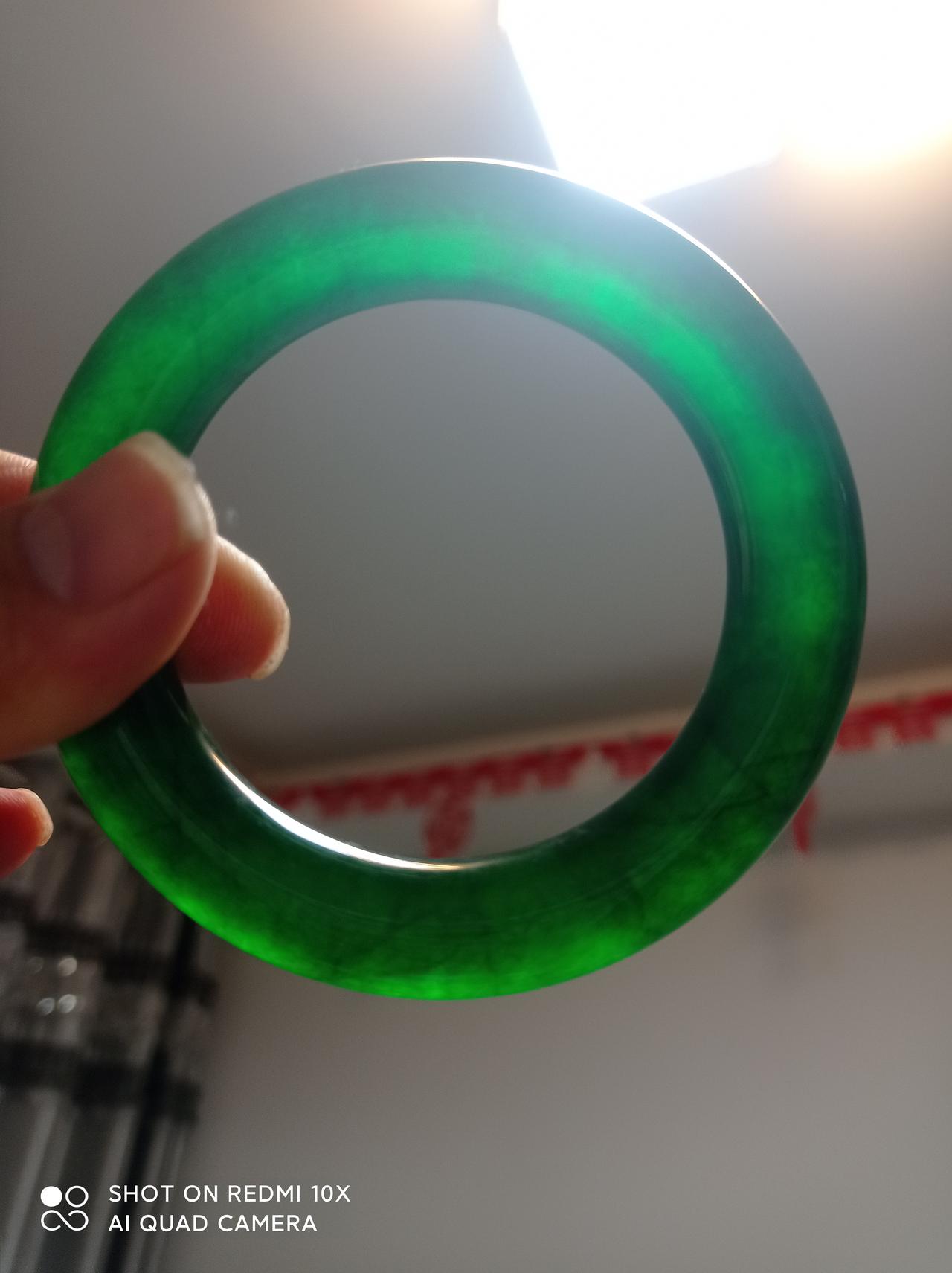 天之环！
天之环老坑种帝王绿翡翠超大手镯，
美晕！
那荧荧绿光满圈四溢，就像有无