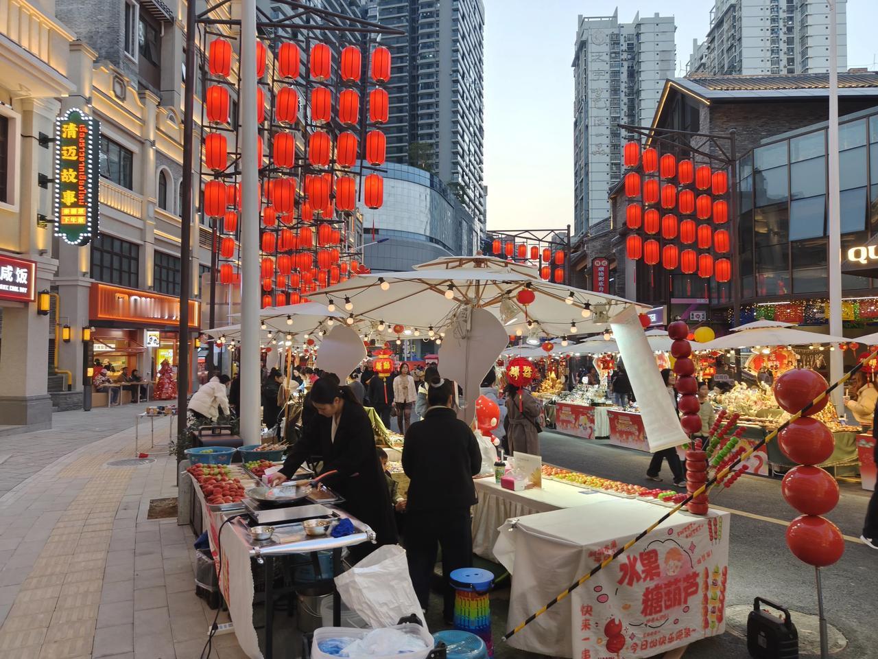 南宁水街新春灯会我进来看了，就是普普通通的夜市街，跟逛三街两巷不说一模一样，简直