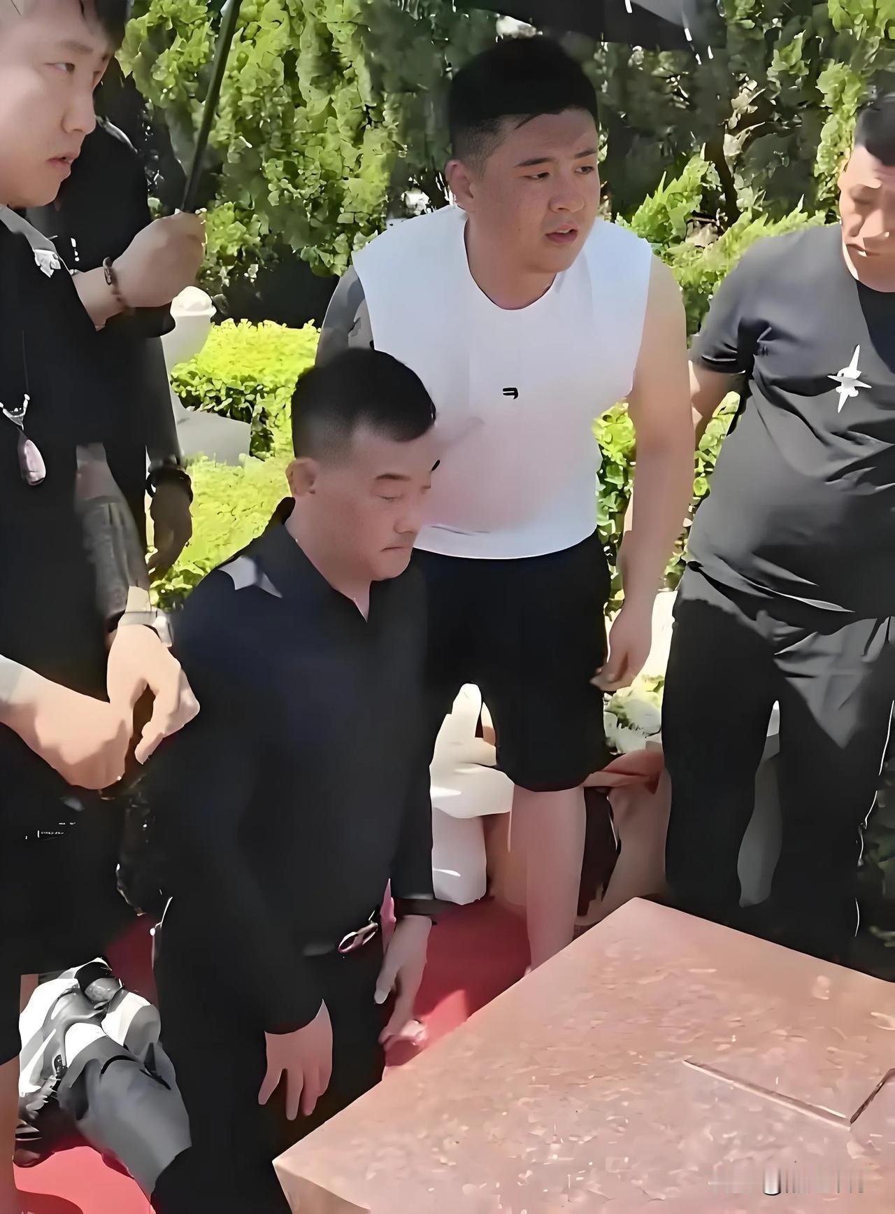 在杨少华的圆坟现场，他的四个儿子的表现足以证明他们的孝顺。
长子杨威在送路仪式上