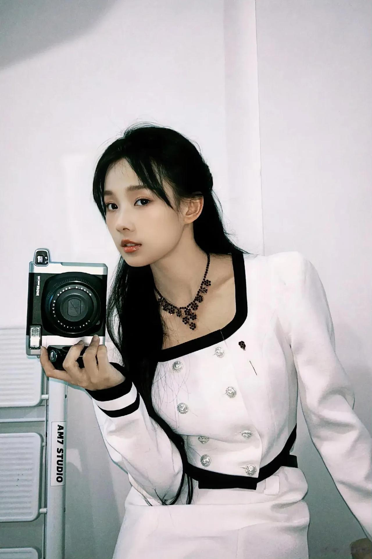 1.刘昱晗在拍《水龙吟》。
2.谢治勋在代言周大福。
3.AB在东南亚那边接了点