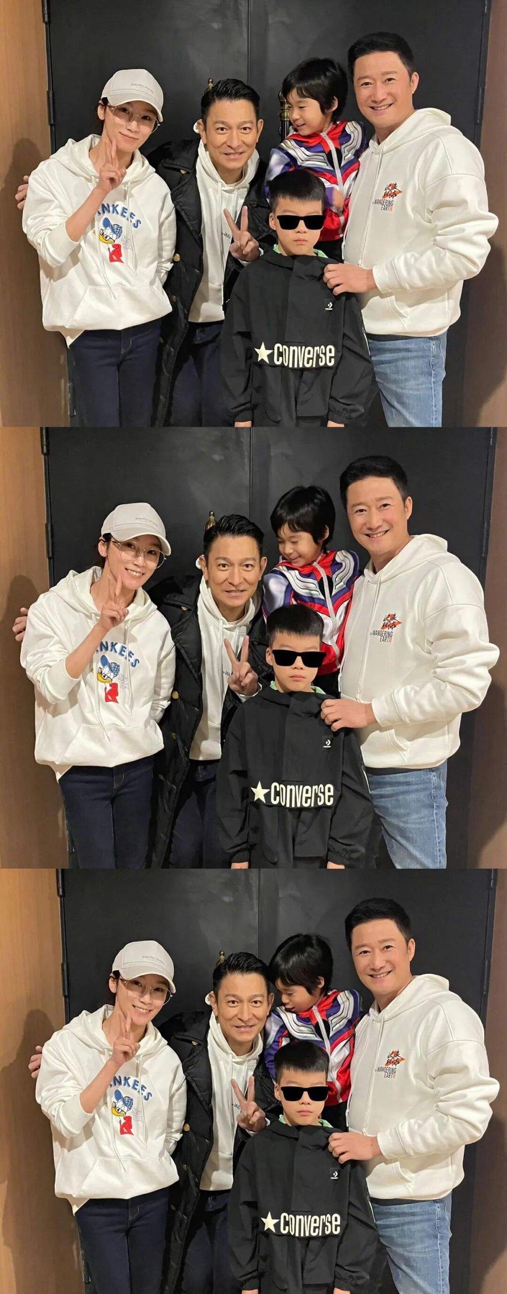刘德华和吴京一家人合影，其乐融融