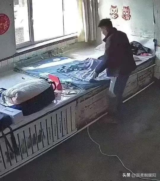 辽宁42岁男子独自回老家过年，离别向空房磕头，看哭千万打工人
 
辽宁，一男子独