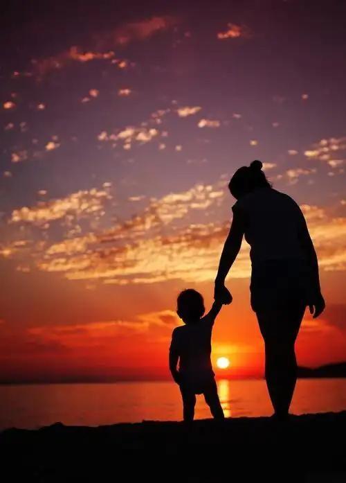 上联：绿叶重重美，请下联亲情浓浓深。