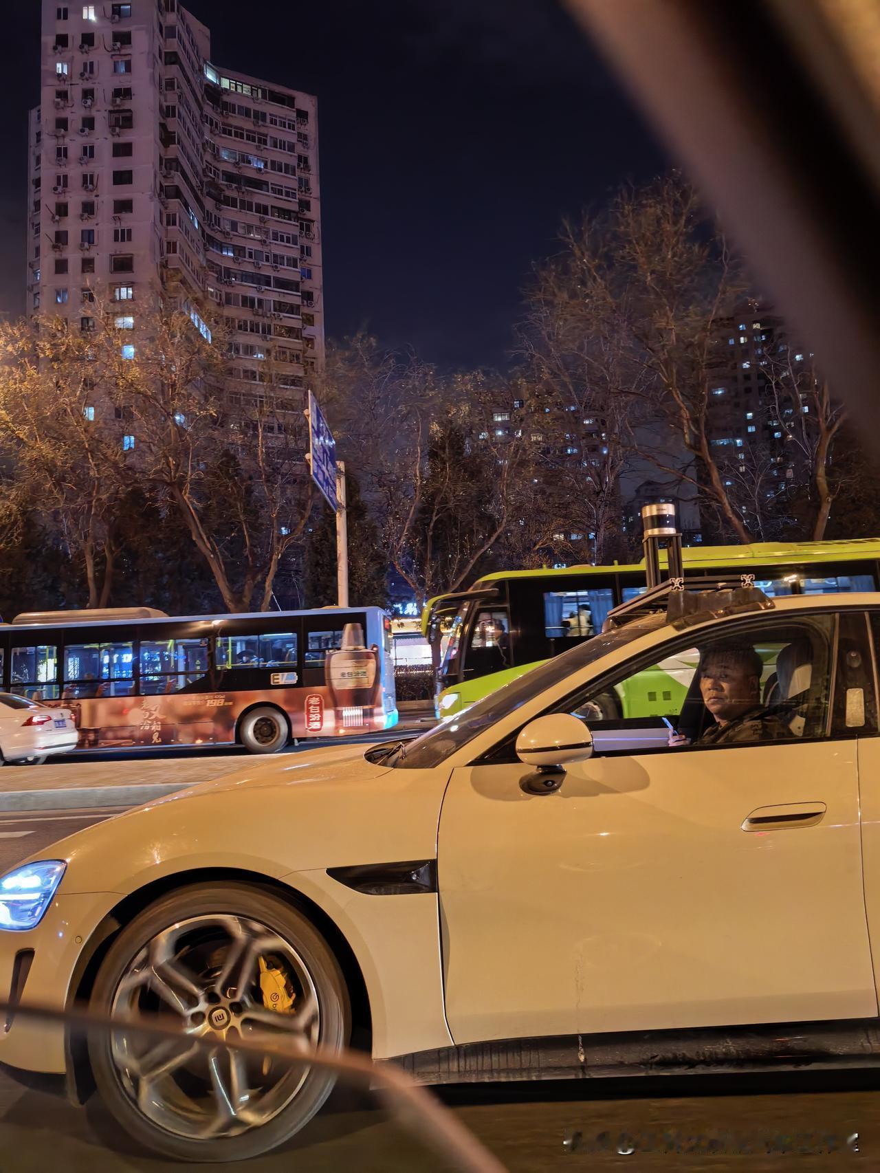 谁能告诉我，小米车顶上这个圆柱的，是个啥东西？我在后面看到它，以为是L3自动驾驶