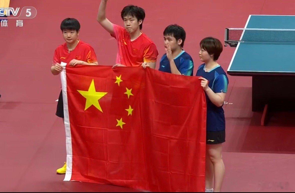 乒乓球混双决赛恭喜林诗栋/蒯曼拿下乒乓球混双冠军，国乒包揽亚运会混双金银牌。四人