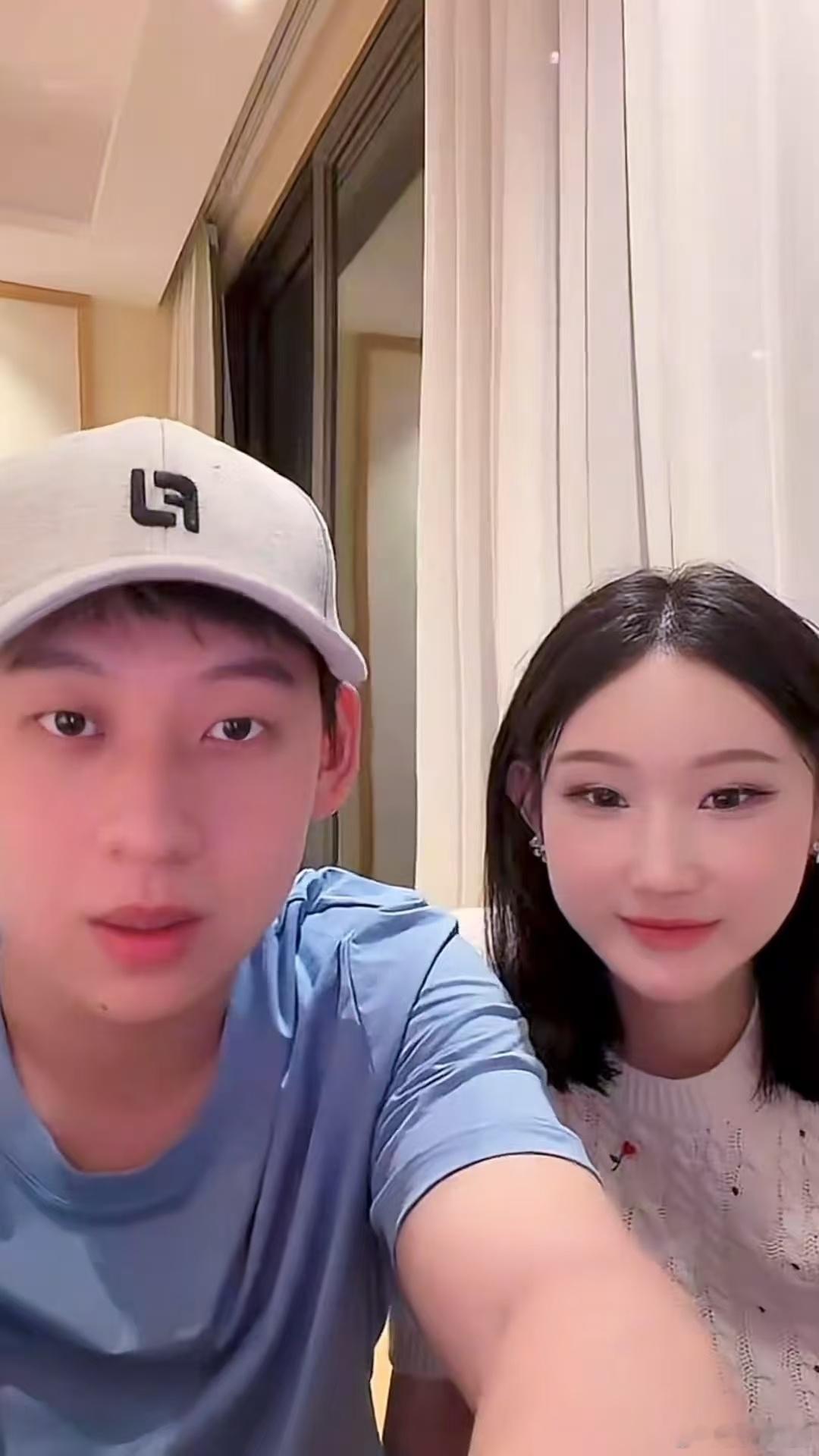 哇塞，陈雪凝夫妻直播简直甜到冒泡啦😍!他们互动时眼里的爱意都要溢出屏幕，甜蜜氛