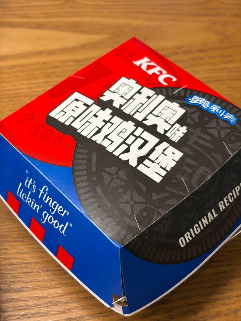 这个奥利奥原味鸡汉堡，可以说研发失败了。完全没吃出来奥利奥味，感觉和普通的原味鸡