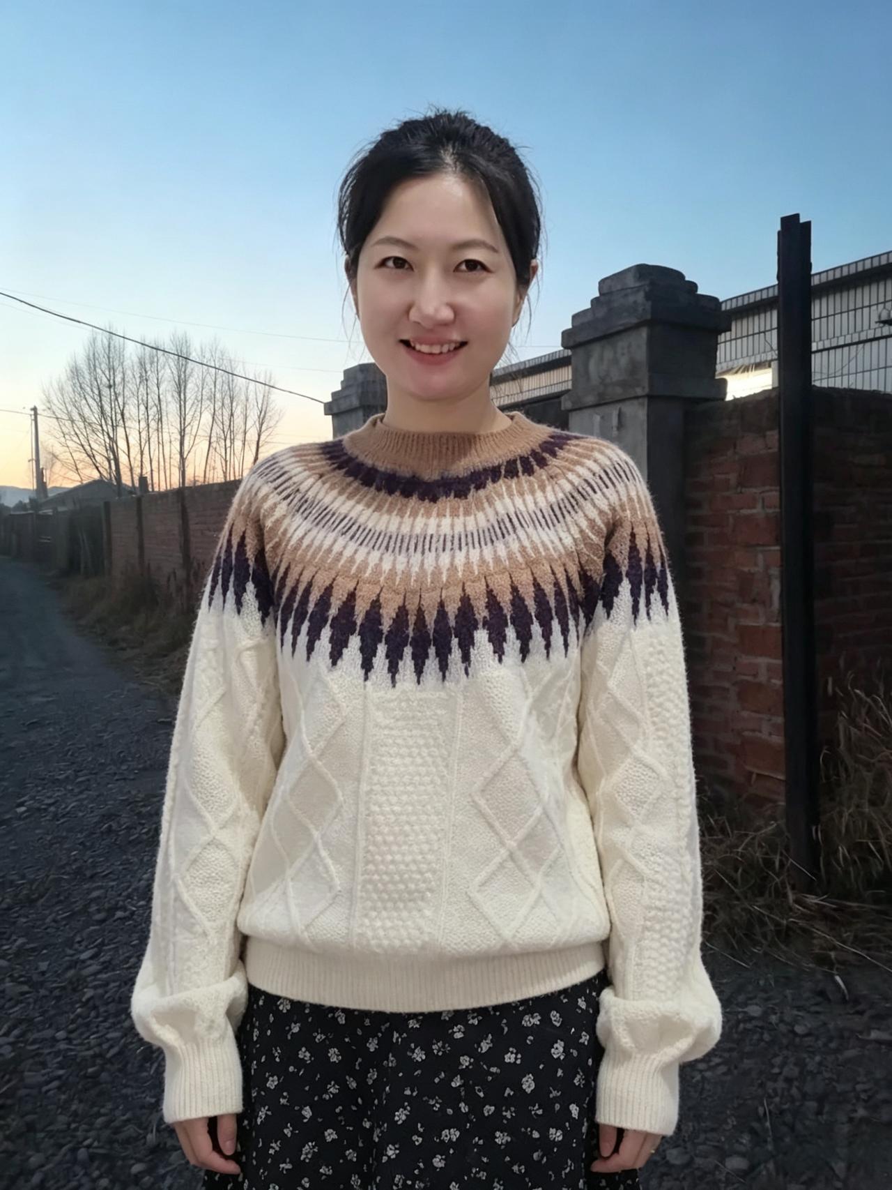 花针暖织毛衣香，郊野黄昏对晚光。
笑靥盈盈风里立，人间清味自悠长。