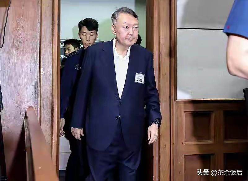 尹锡悦吸金能力超强，在看守所内收到6.5亿巨款，其妻金建希也接受2250万。据媒