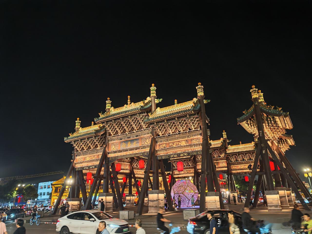 大同古城的风景简直绝了！就说那古城墙，站在上面，一步一景。傍晚时分，晚风轻拂，舒