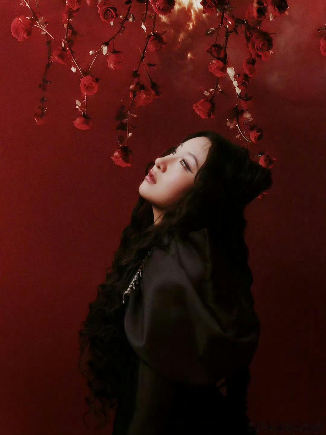 锤娜丽莎活力开唱花花宇宙锤娜丽莎活力演绎花花宇宙！千禧复古电子搭配新潮编曲，动感