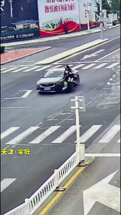无数网友看完之后只吐出一个字——该。
10月19日天津宝坻交警公布的一段视频里，