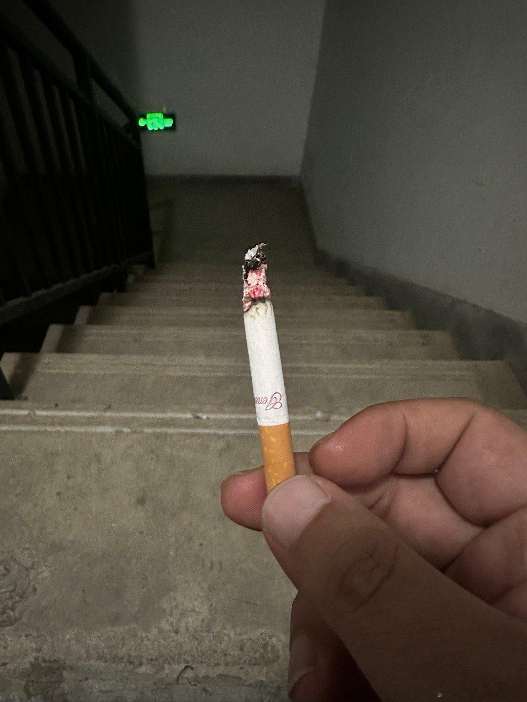 水滴石川[超话] 给我一支烟 吞云吐雾间如果所有失误烦恼疲累都能够过往如云烟— 