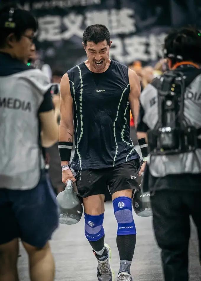 在HYROX全球综合体能挑战赛杭州站的赛场之上，演员王千源以参赛者的全新身份，完