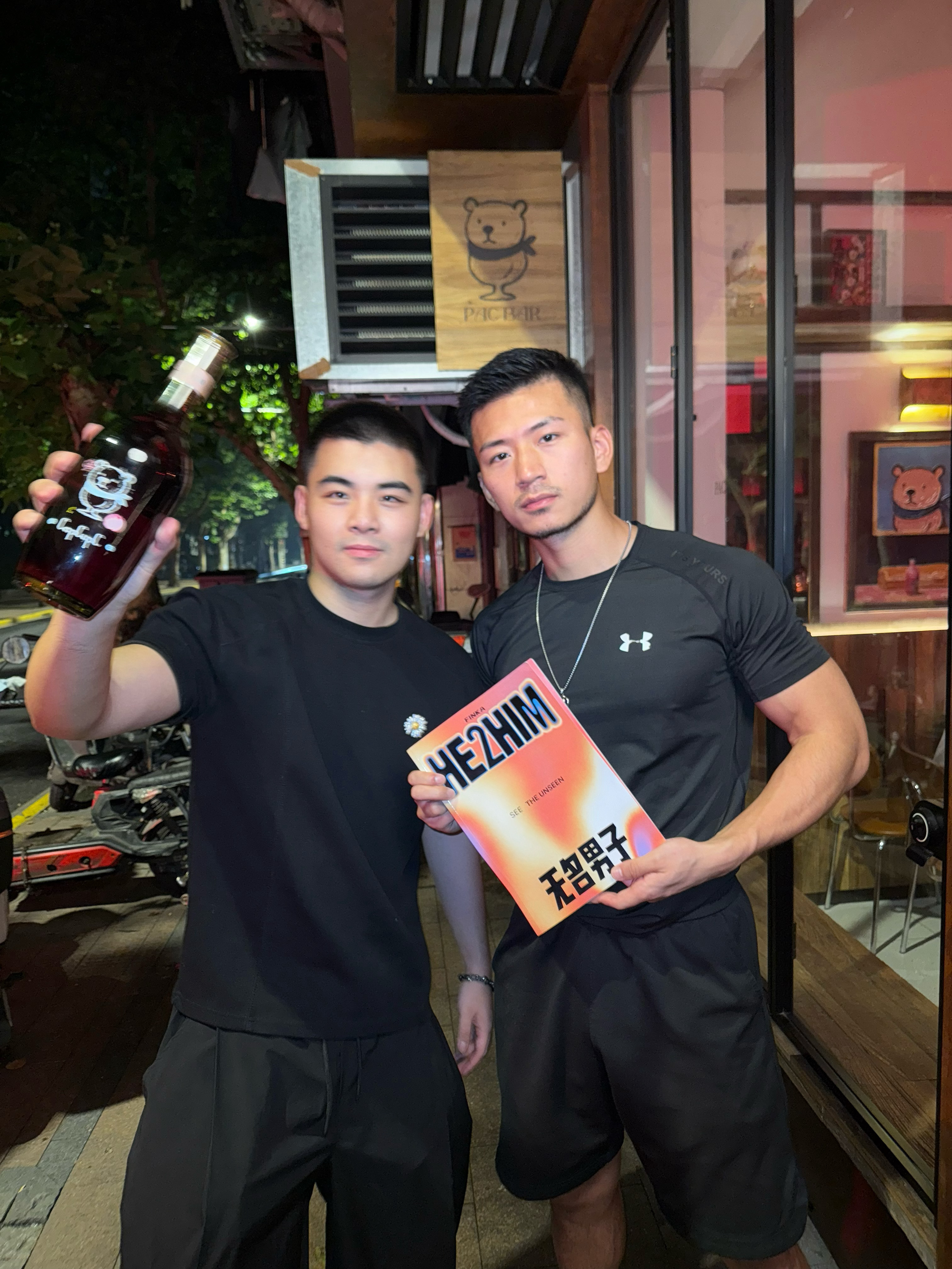 不容易，一夜没睡，卖一整天婚纱，晚上还要来酒吧里卖酒，拍翻咔的传播视频，因为明天