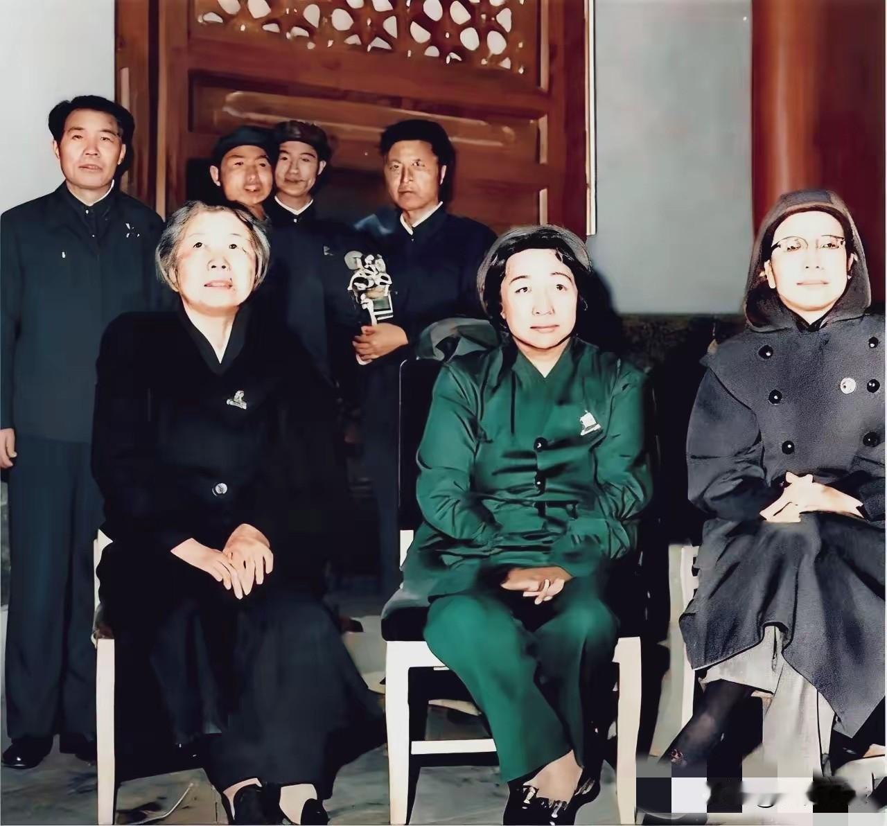 照片中的这三个女子，第一眼看去，就全部认出来了，但是对一个年轻人来说，对于一个不