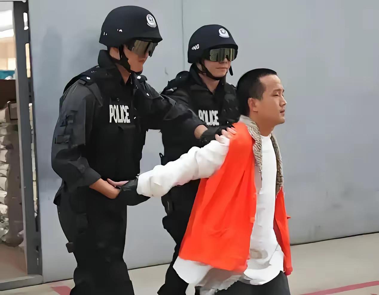 真正卡住我们脖子的，从来不是白宫那帮人，而是自己人！为啥这么说？外敌再凶，伤的只