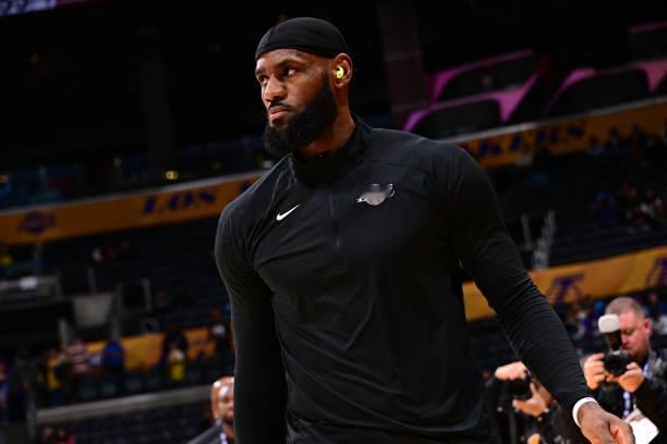 2023年2月底，詹姆斯因为右脚肌腱伤势缺阵了13场比赛。2023年3月26日湖