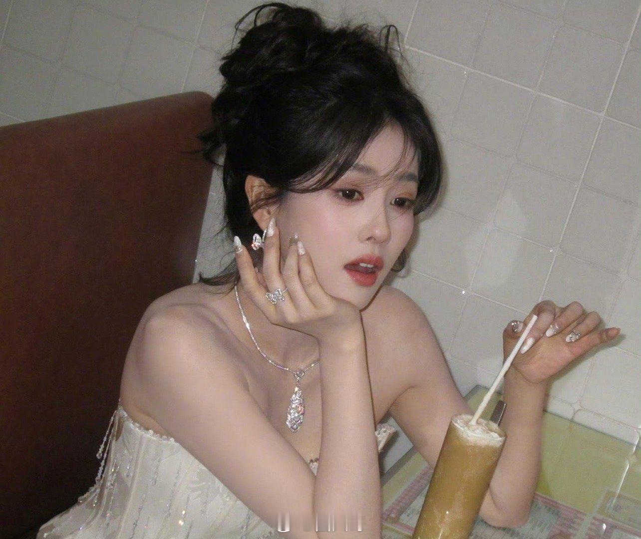 白鹿张凌赫宁安如梦吻戏ng22次白鹿和张凌赫拍《宁安如梦》的时候，居然ng了22