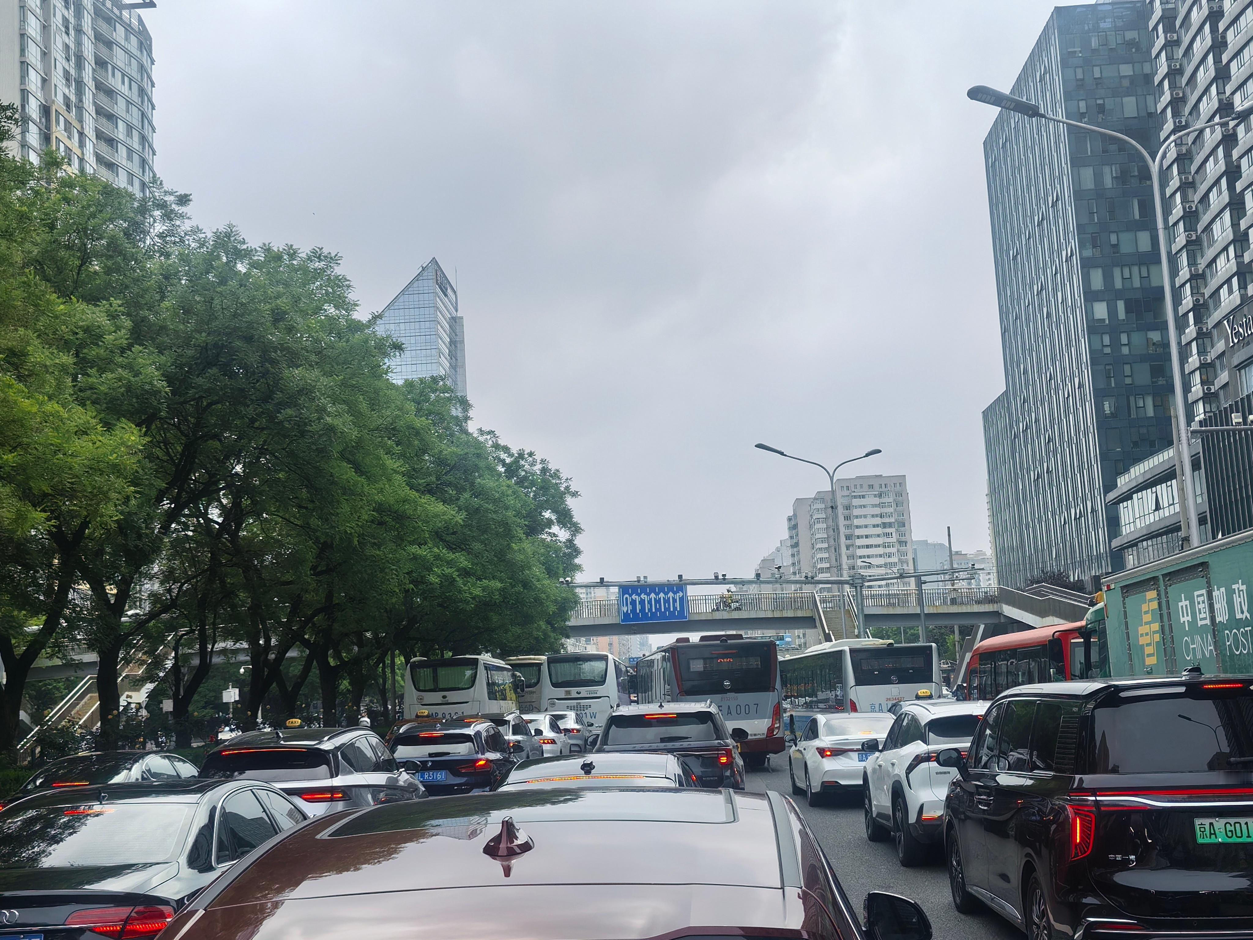 车若初见 早上几个大车一卡位，整条路直接堵死，哎....