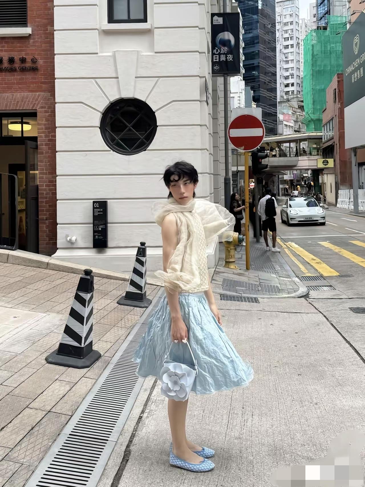 我应该是夸他漂亮，还是帅呢？