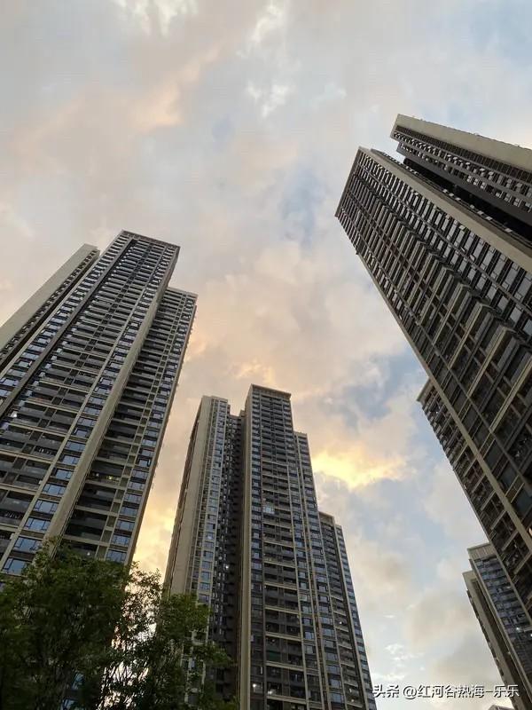 这几年越来越多的人买房亏钱了，不是他们变了，而是楼市的基本逻辑变了。
楼市的基础