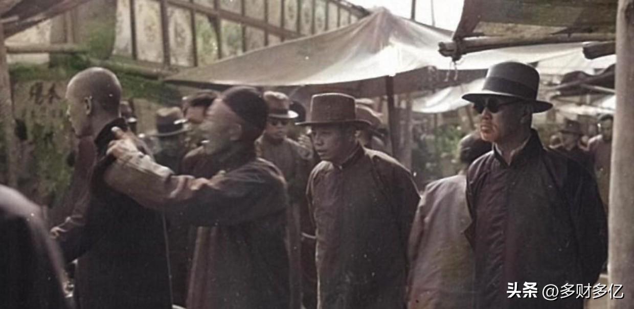 1949 年的上海，赫赫有名的商人丁永福，把自家的洋房全卖了，换成了美金。旁人都