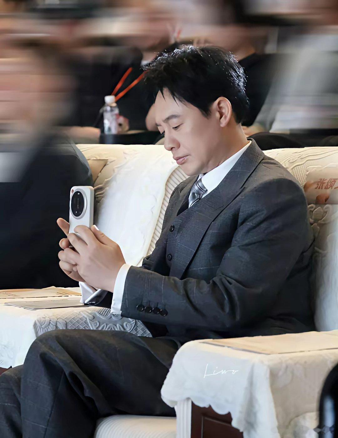 张颂文的手机是小米17 Ultra徕卡版，好少见感觉明星基本都是用iPhone的