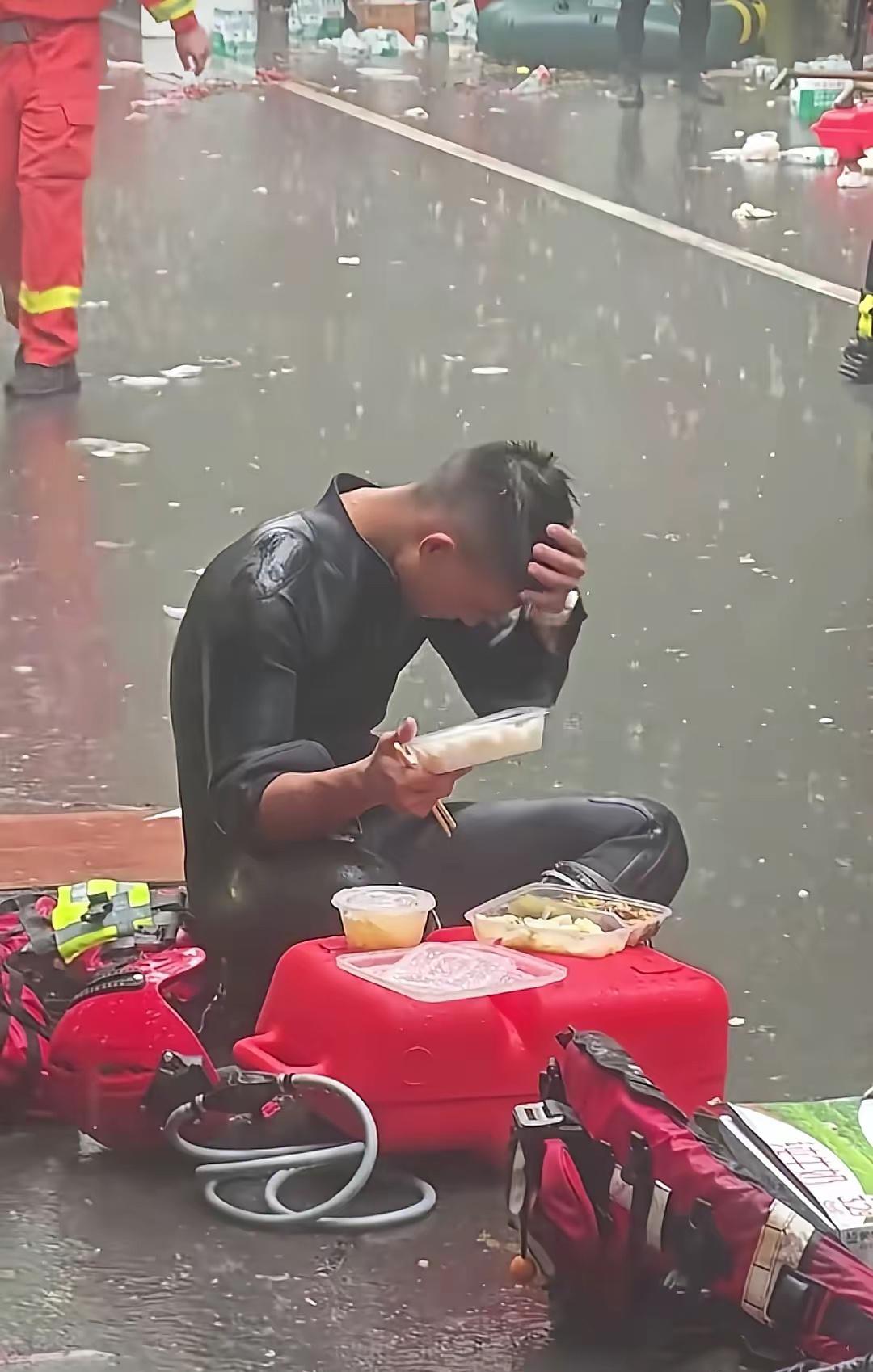 你敢信吗？那碗混着雨水的饭，才是我们能安心躲雨的底气。
最近刷到“泡饭哥”的视频