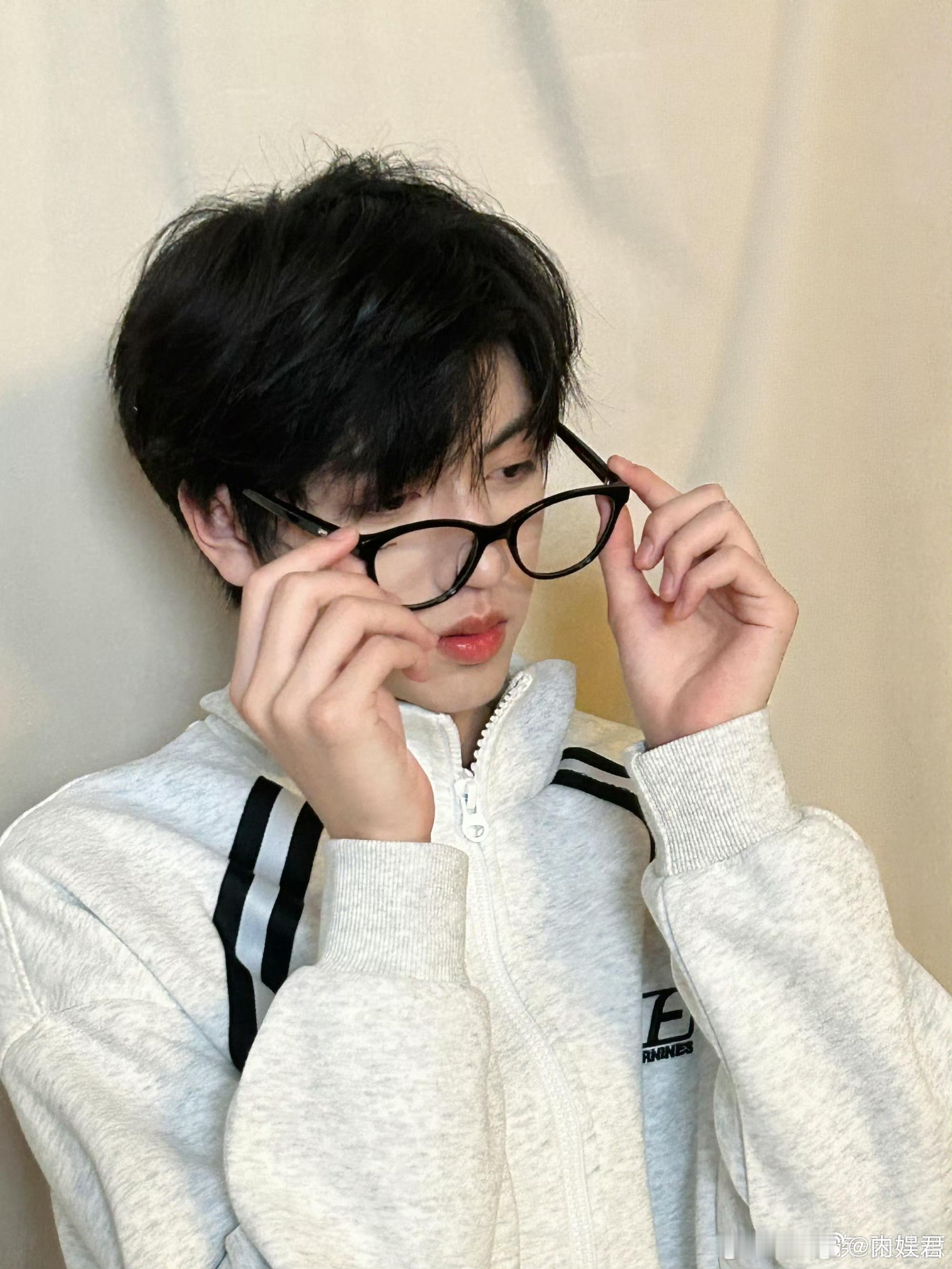 张桂源emoji九宫格 张桂源发了不是九宫格的十二宫格，配上了emoji，好可爱