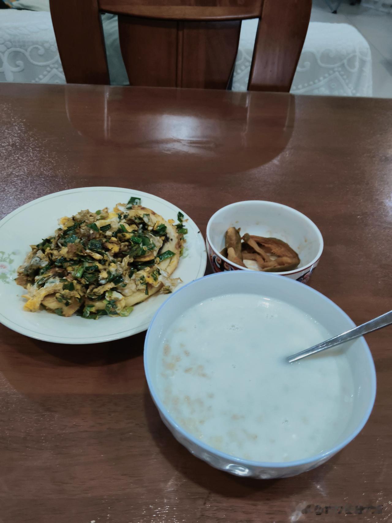 一尘不染的餐桌，一成不变的早餐，一个做，一个人吃。
她做晚饭，我自己做早饭。
因