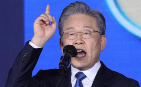 就在李在明还在为“不参加阅兵”找借口时，我们中方，突然干了一件让他后背发凉的事。