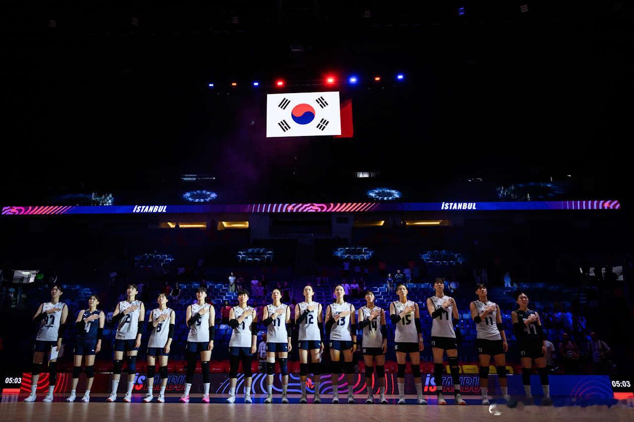 ⚪️🔵🔴 韩国女团首胜，伊斯坦布尔站3比2险胜加拿大；集体来首apt吧。 ​