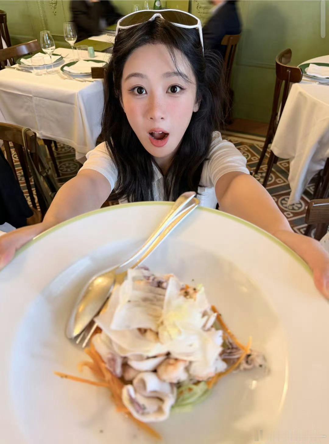 杨紫紧跟韩娱潮流杨紫又要养活很多美妆博主了 哎呦喂，这个杨紫介么萌，这个拍美食的