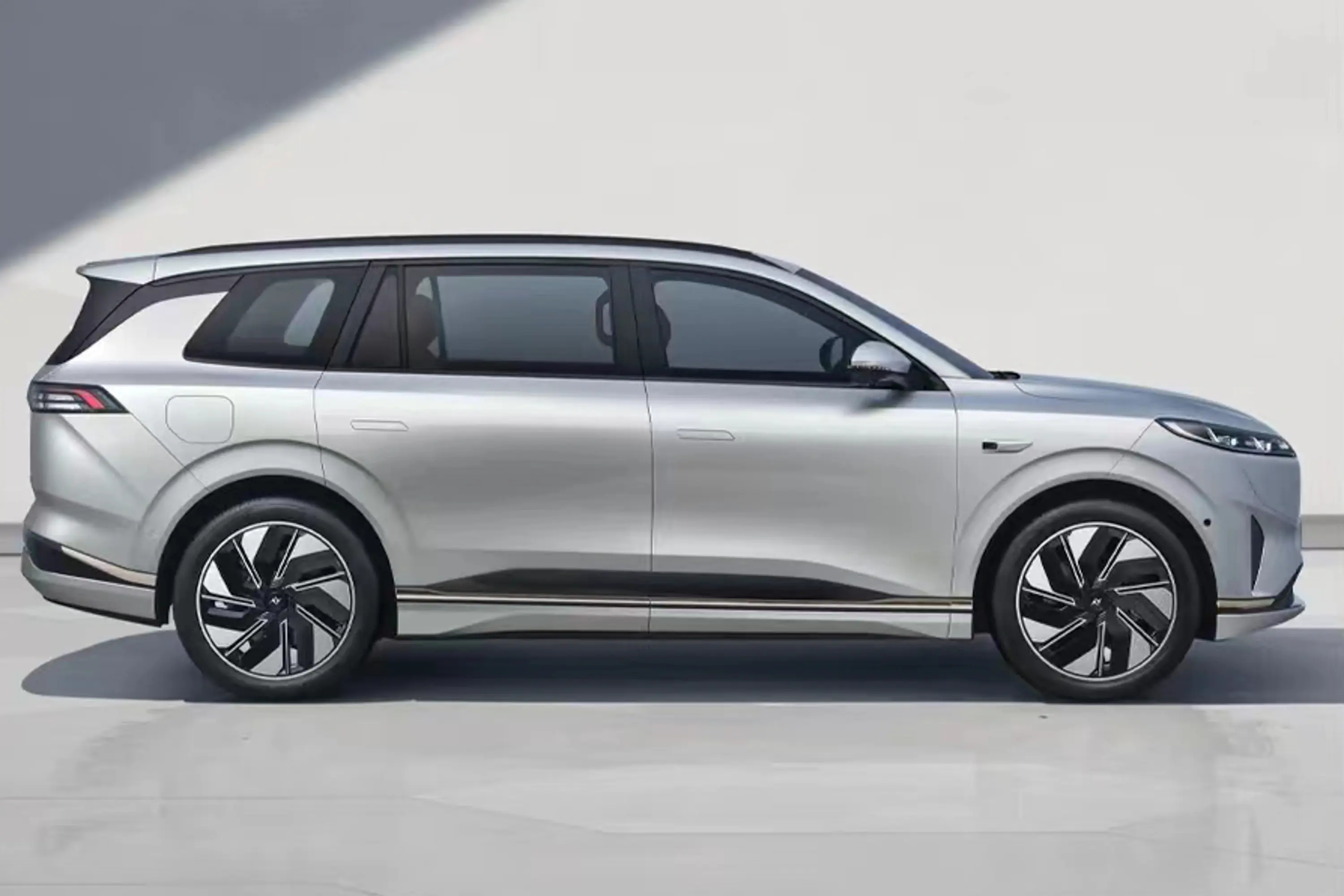 开奕派eπ008和朋友出行这段时间，真的感受到啥叫出行搭子的贴心三排空间都很宽裕