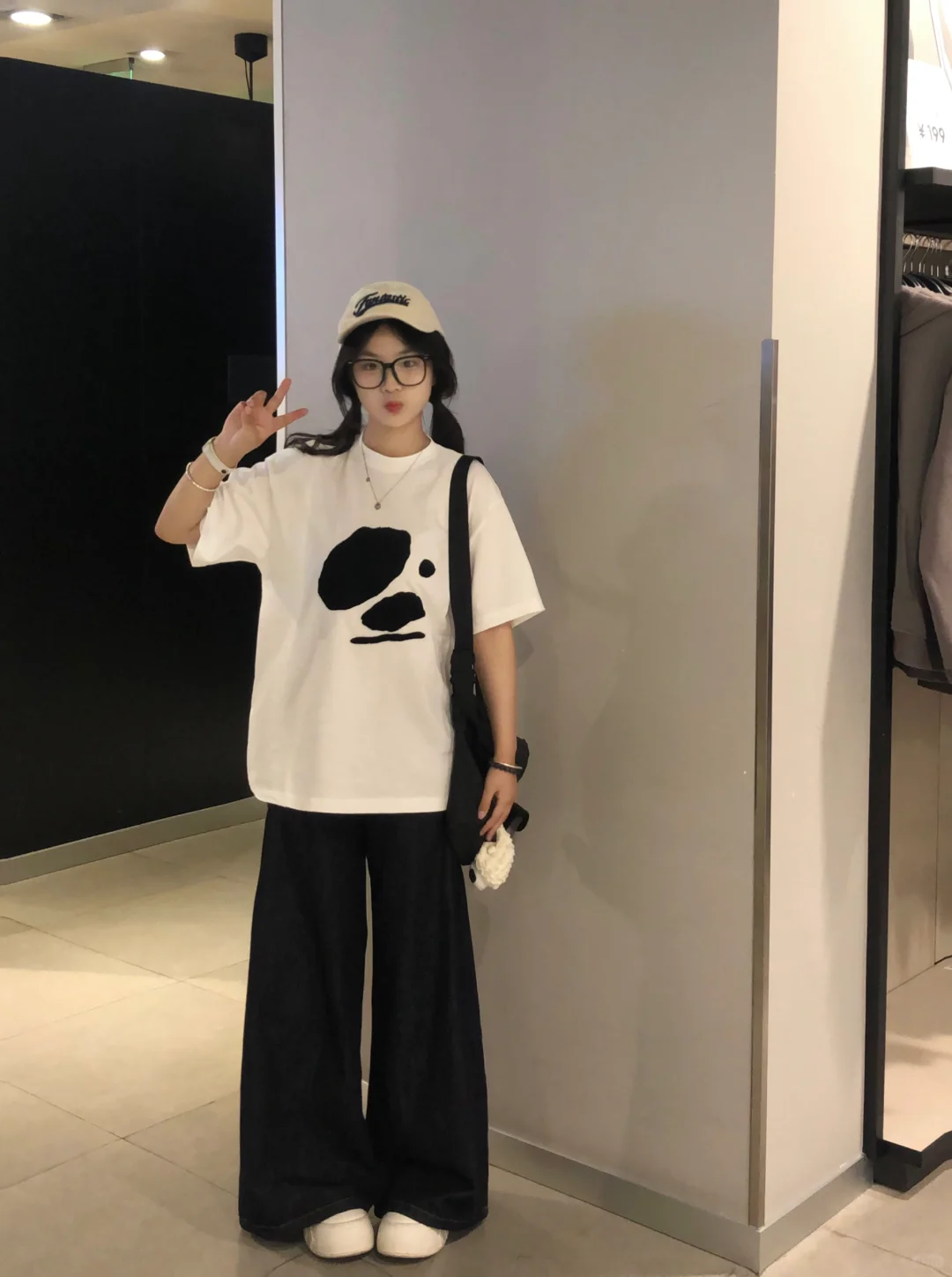夏天的第一件简约白色短袖好好看！🔒住啦！！！