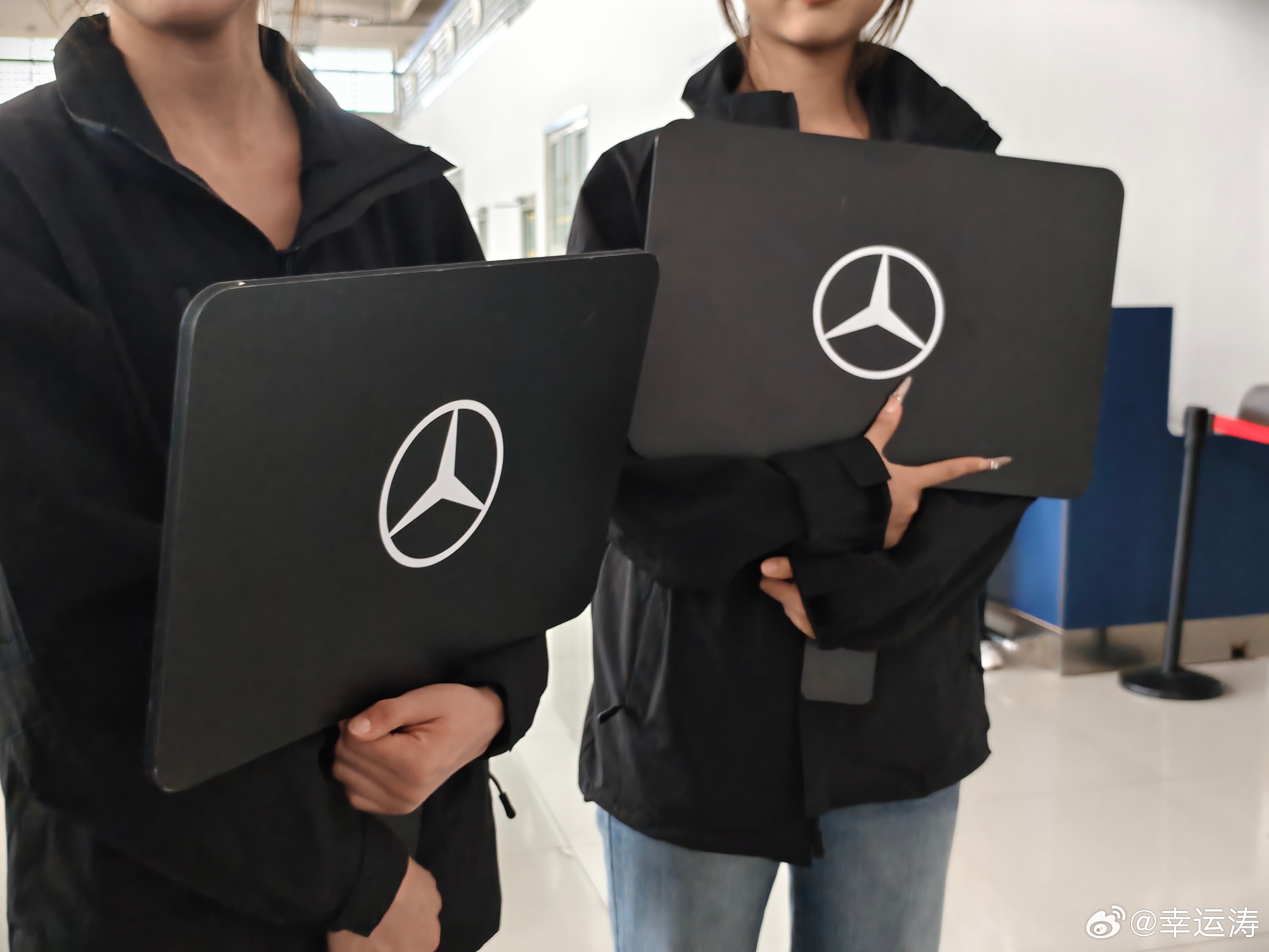 早上五点出门的现在落地伊宁，又回来！后面几天开始和奔驰的新疆之旅！[心]  ​​