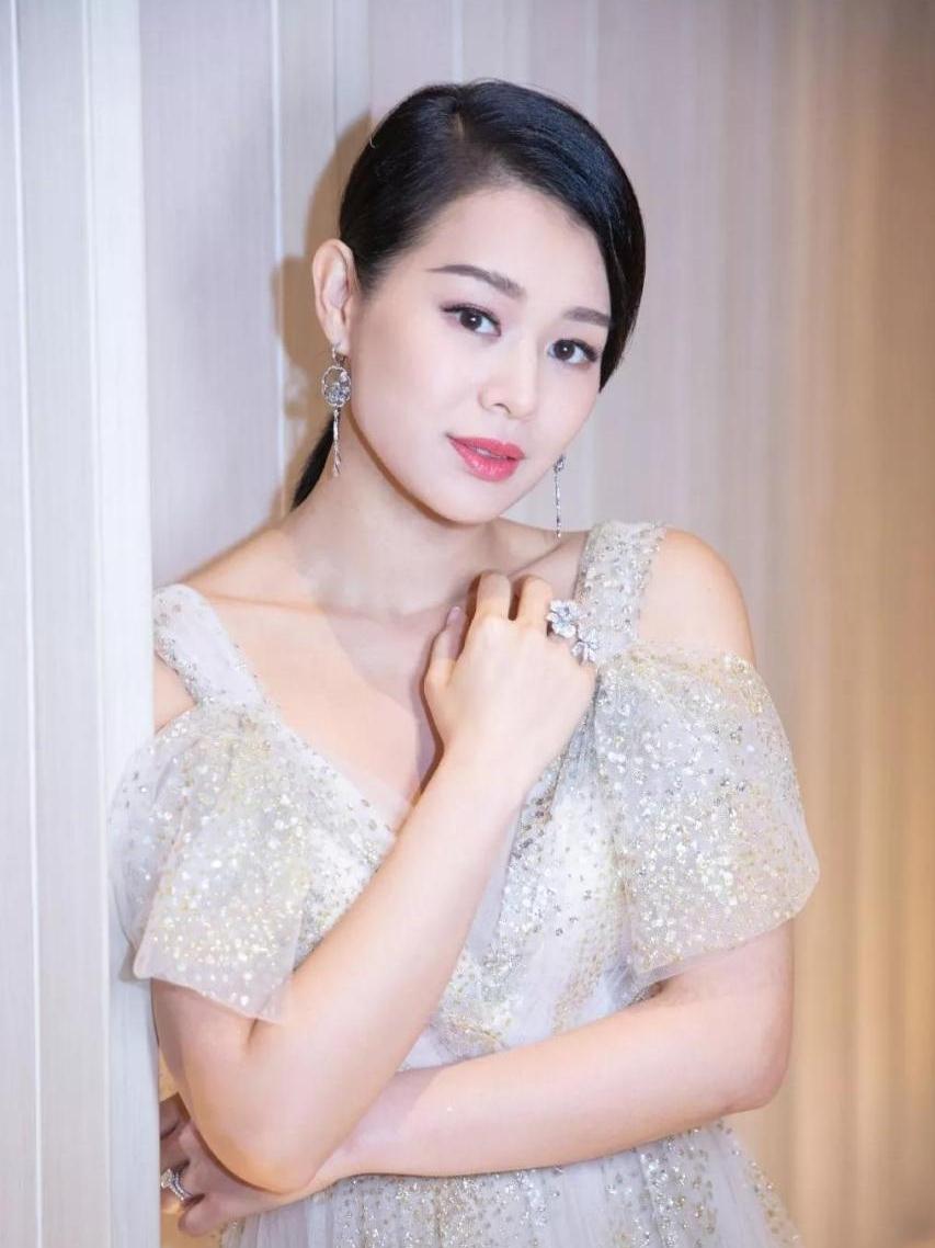 演员胡杏儿说：“接到《蛮好的人生》的邀约，让我演一个第三者时，我是有一点点却步的