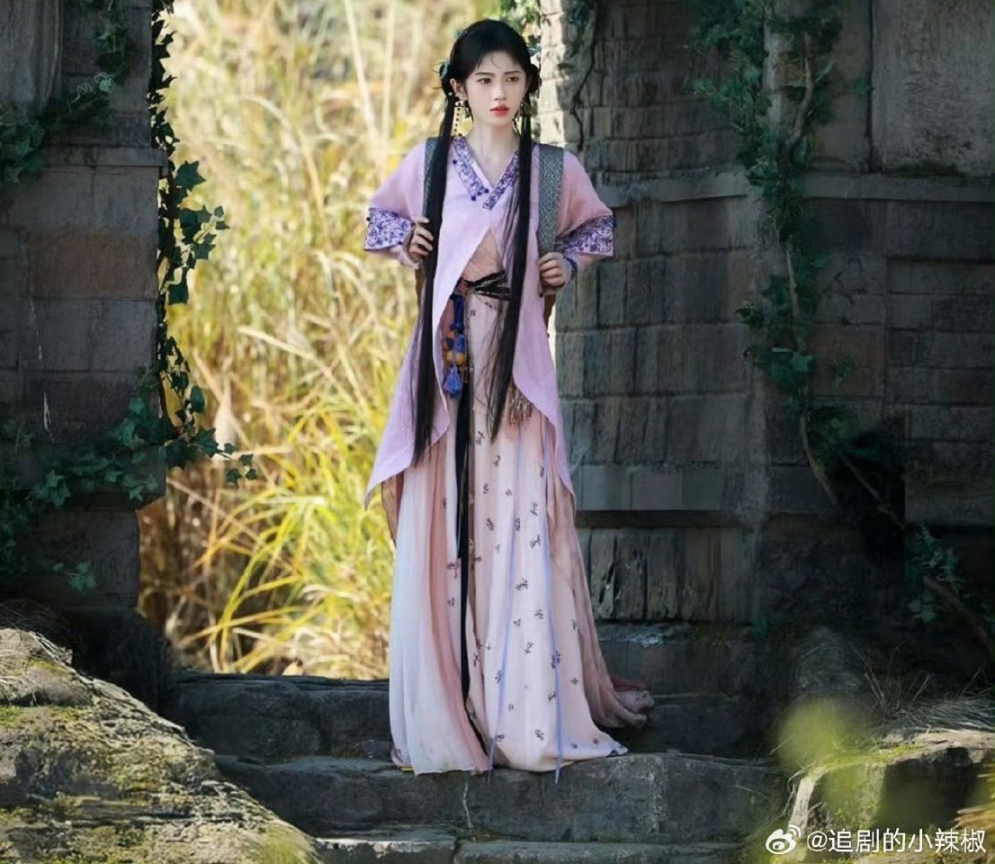 鞠婧祎古偶妆造，简直像换了个人，太惊艳了 ​​​