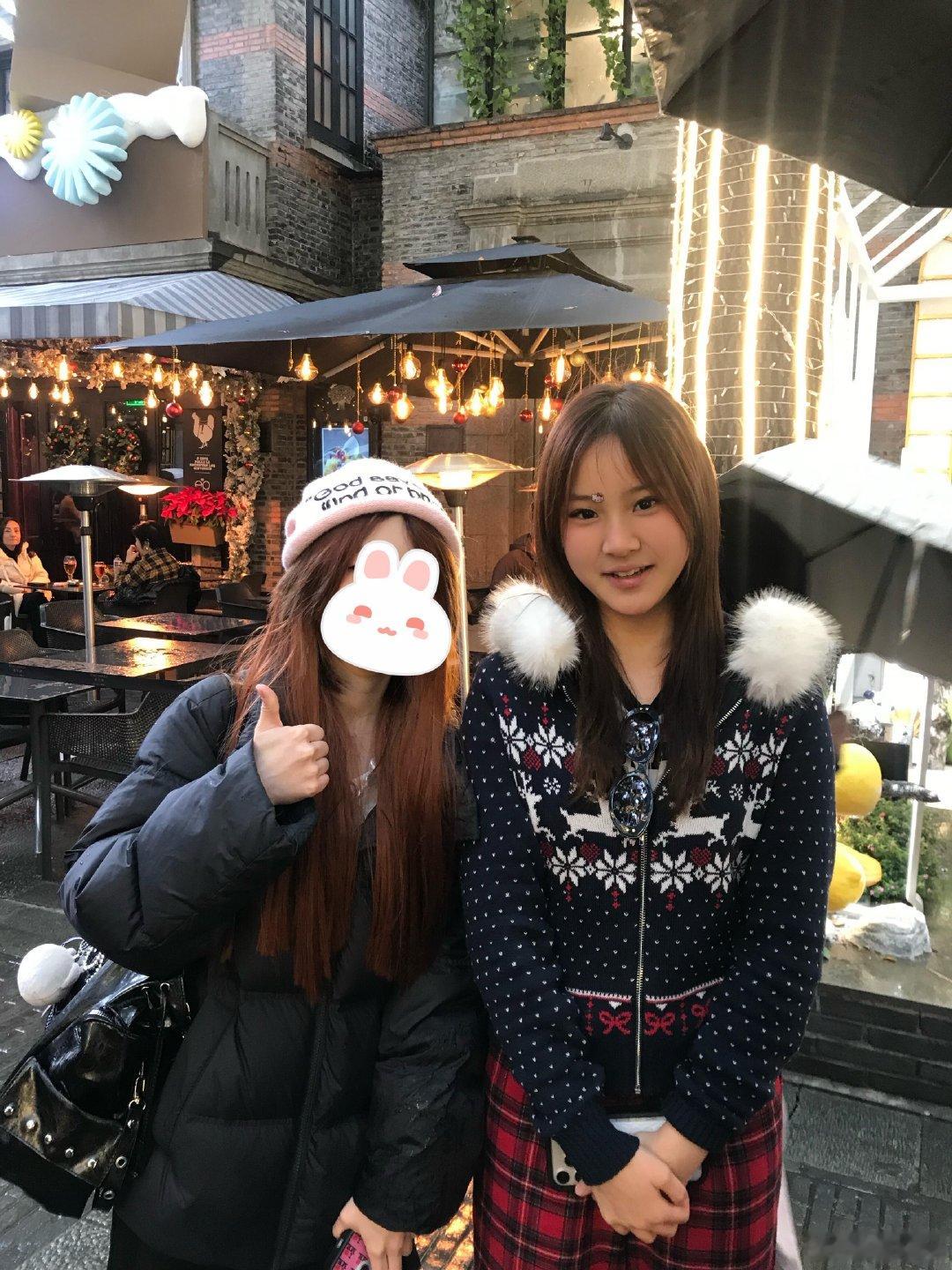 网友上海偶遇甜馨网友上海街头偶遇甜馨 网友上海街头偶遇甜馨，说妹妹特别可爱一直笑