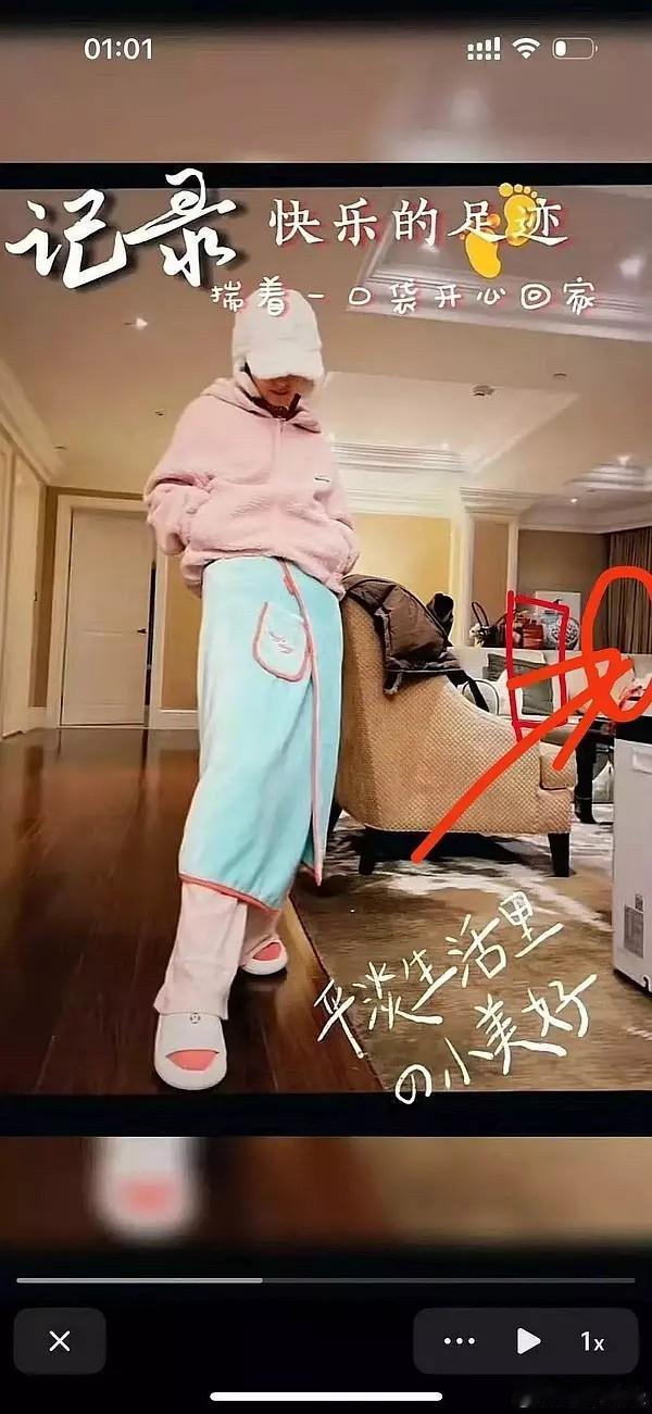 赵丽颖和赵德胤视频同款背景，这是真的交往了吧，毕竟男方都开始帮她带孩子了，不过没