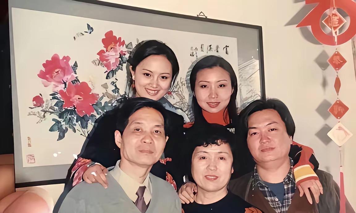这里面有一位绝世美女
你们认识她吗？
她的样貌很出众，她的笑容很灿烂，雍容大方，